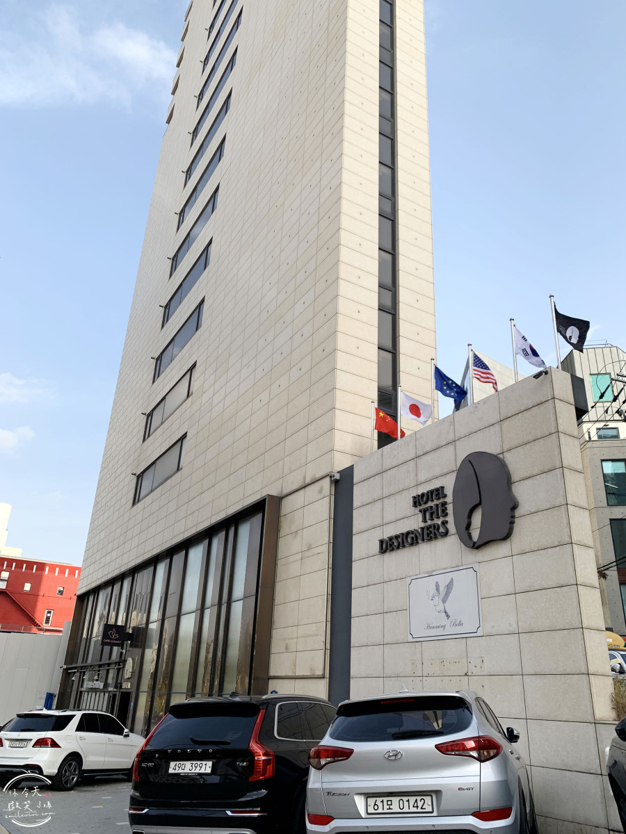 弘大飯店首選∥弘大設計師飯店(Hotel The Designers Hongdae),鄰近地鐵與商圈超方便︱雙人床,有浴缸可泡澡,簡約乾淨︱交通方便、環境舒適、CP值超高的首爾住宿推薦 - 第2張圖 Hotel The Designers Hongdae