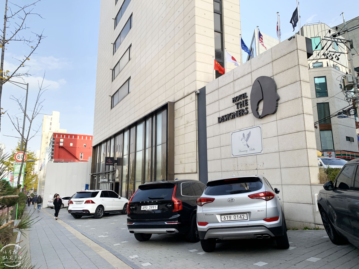 弘大飯店首選∥弘大設計師飯店(Hotel The Designers Hongdae),鄰近地鐵與商圈超方便︱雙人床,有浴缸可泡澡,簡約乾淨︱交通方便、環境舒適、CP值超高的首爾住宿推薦 - 第3張圖 Hotel The Designers Hongdae