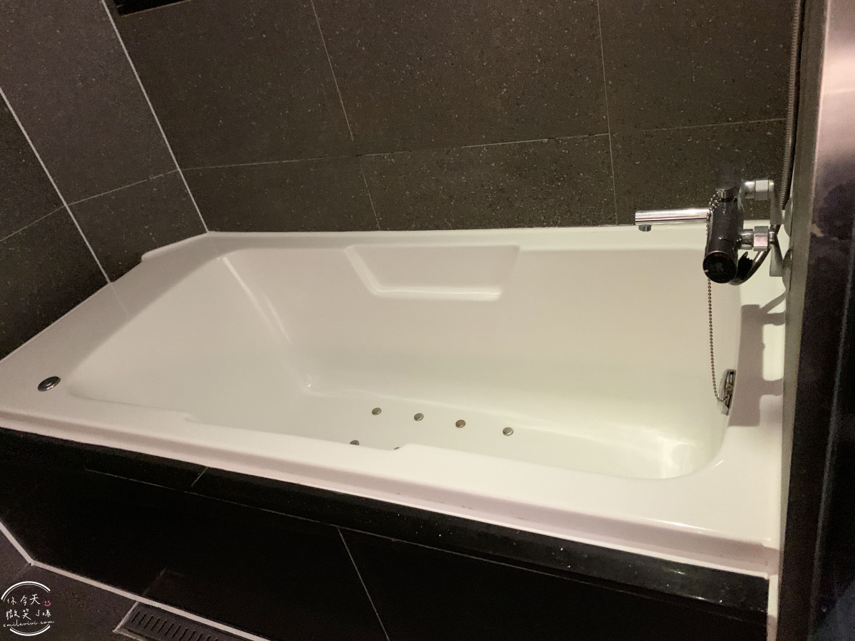 弘大飯店首選∥弘大設計師飯店(Hotel The Designers Hongdae),鄰近地鐵與商圈超方便︱雙人床,有浴缸可泡澡,簡約乾淨︱交通方便、環境舒適、CP值超高的首爾住宿推薦 - 第36張圖 Hotel The Designers Hongdae