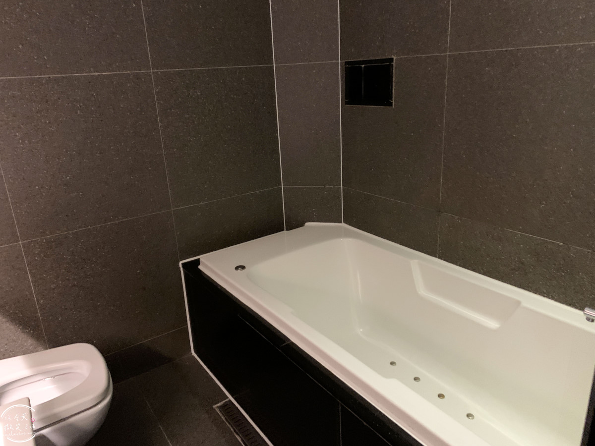 弘大飯店首選∥弘大設計師飯店(Hotel The Designers Hongdae),鄰近地鐵與商圈超方便︱雙人床,有浴缸可泡澡,簡約乾淨︱交通方便、環境舒適、CP值超高的首爾住宿推薦 - 第37張圖 Hotel The Designers Hongdae