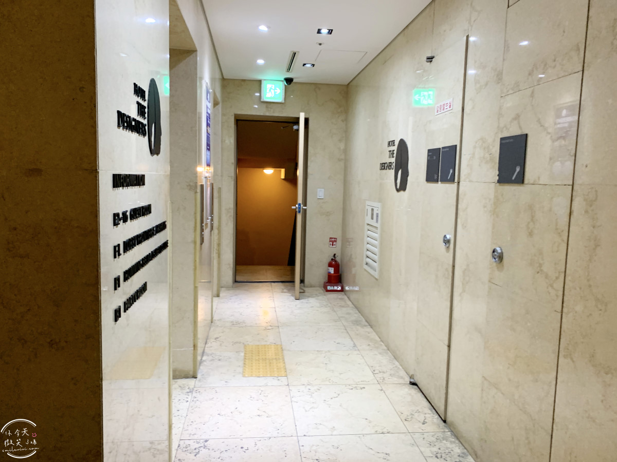 弘大飯店首選∥弘大設計師飯店(Hotel The Designers Hongdae),鄰近地鐵與商圈超方便︱雙人床,有浴缸可泡澡,簡約乾淨︱交通方便、環境舒適、CP值超高的首爾住宿推薦 - 第8張圖 Hotel The Designers Hongdae