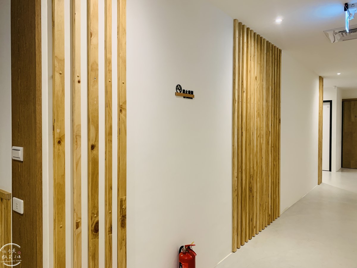 高雄住宿推薦∥河映宿沐 RiverTrees Hotel,愛河畔日系文青旅宿,高雄流行音樂中心旁,演唱會住宿推薦!紅白酒無限暢飲太幸福!高質感雙人房,各種房型一次看︱近捷運鹽埕埔站、輕軌真愛碼頭站 - 第18張圖