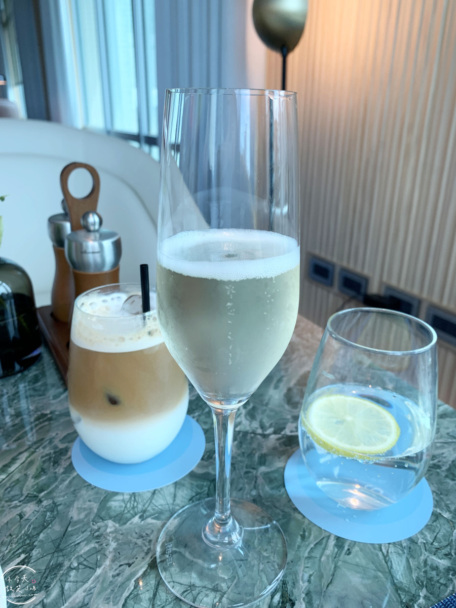 高雄最夢幻早午餐∥然一酒店 THE AMNIS 28 樓 雲垂樓︱干貝海鮮墨魚麵+精緻自助吧+氣泡酒暢飲的完美週末!六款主餐任選x鼎泰豐聯名,奢華菜單一次看! - 第12張圖 In Jade Lounge