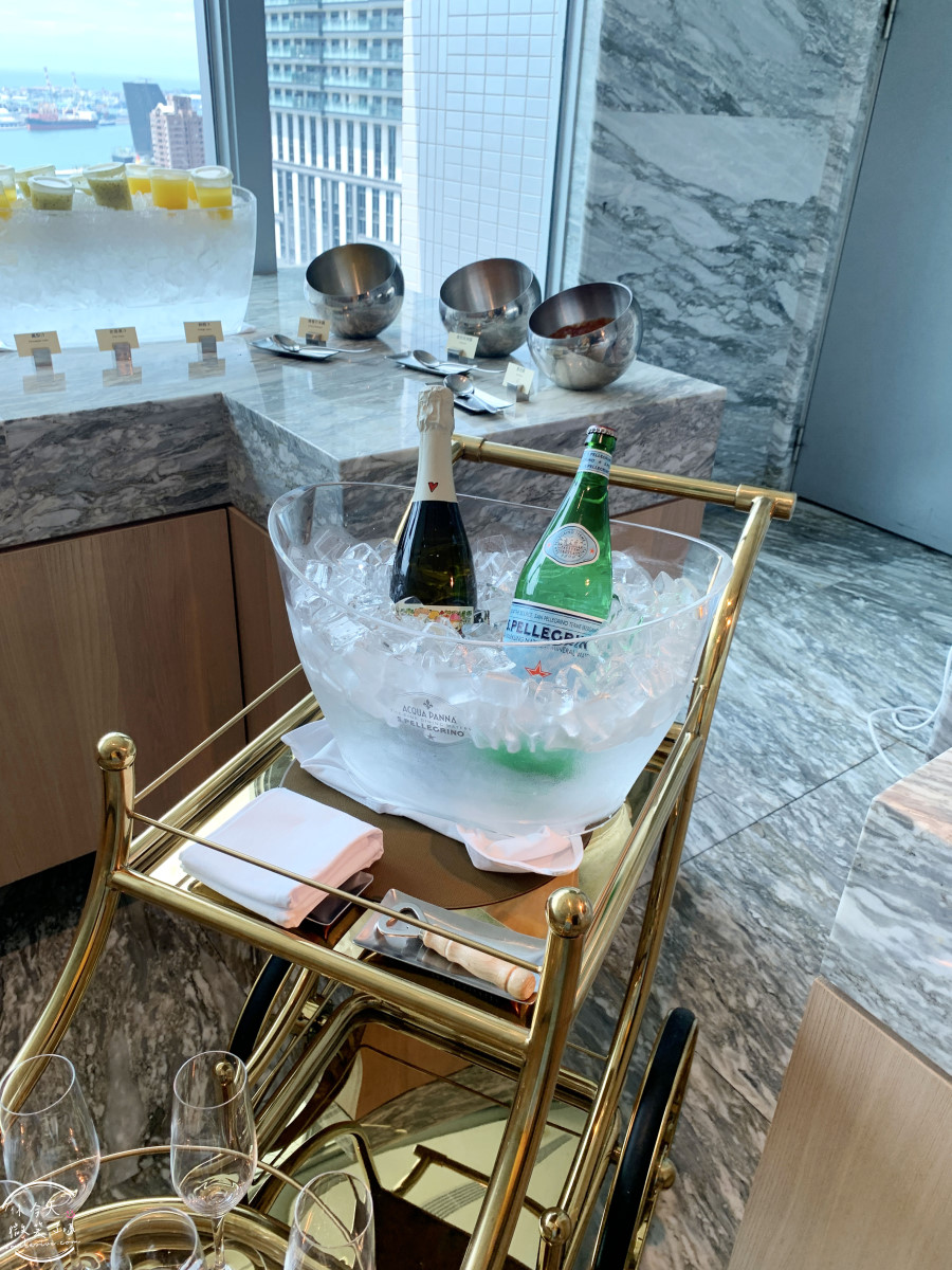 高雄最夢幻早午餐∥然一酒店 THE AMNIS 28 樓 雲垂樓︱干貝海鮮墨魚麵+精緻自助吧+氣泡酒暢飲的完美週末!六款主餐任選x鼎泰豐聯名,奢華菜單一次看! - 第21張圖 In Jade Lounge