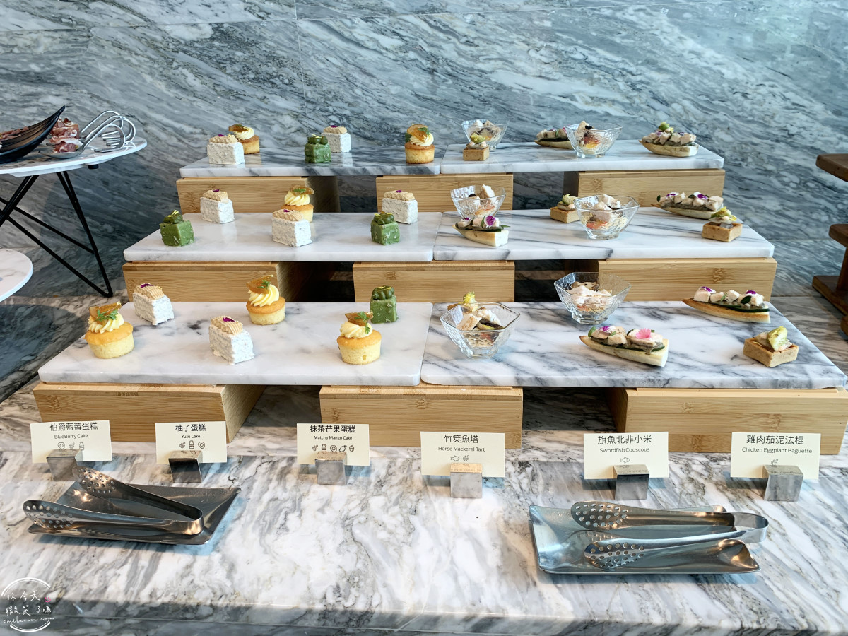 高雄最夢幻早午餐∥然一酒店 THE AMNIS 28 樓 雲垂樓︱干貝海鮮墨魚麵+精緻自助吧+氣泡酒暢飲的完美週末!六款主餐任選x鼎泰豐聯名,奢華菜單一次看! - 第28張圖 In Jade Lounge