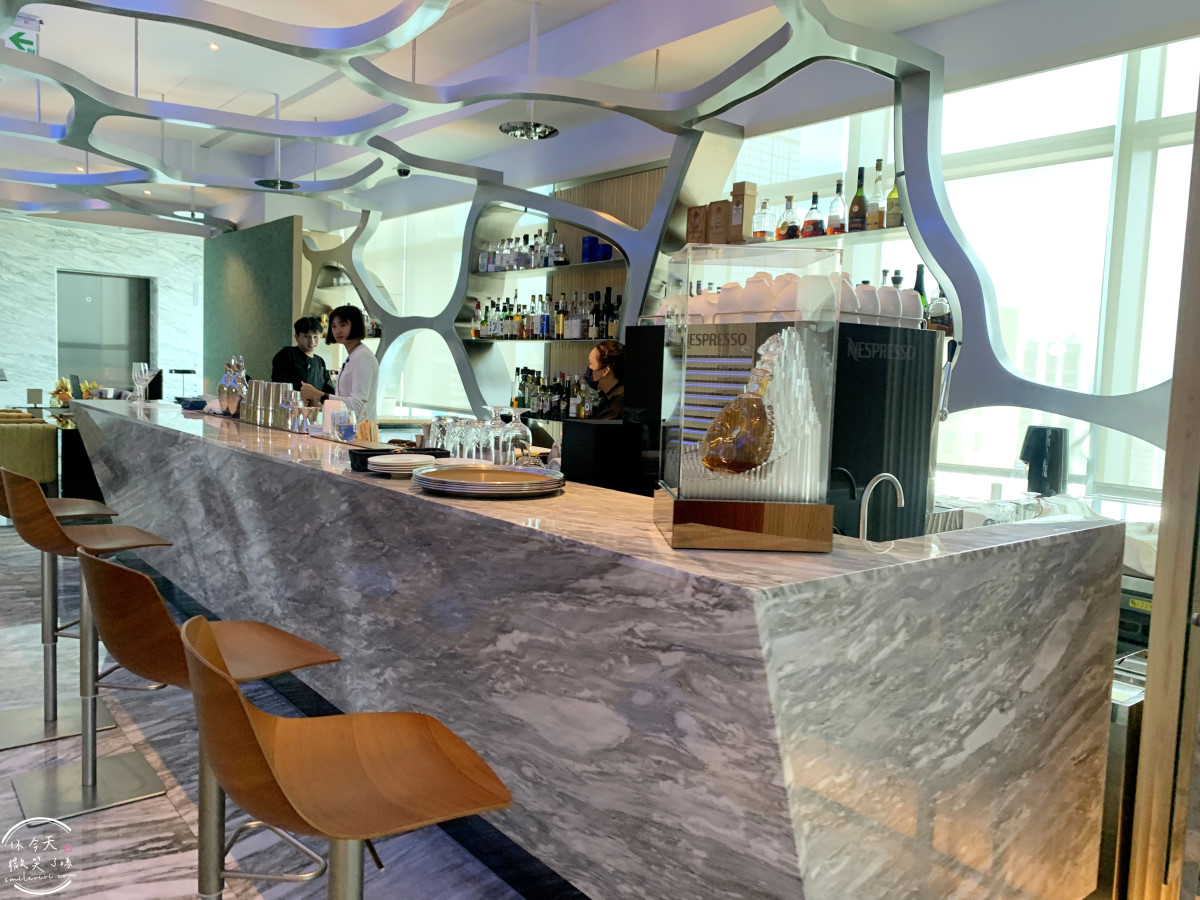 高雄最夢幻早午餐∥然一酒店 THE AMNIS 28 樓 雲垂樓︱干貝海鮮墨魚麵+精緻自助吧+氣泡酒暢飲的完美週末!六款主餐任選x鼎泰豐聯名,奢華菜單一次看! - 第5張圖 In Jade Lounge