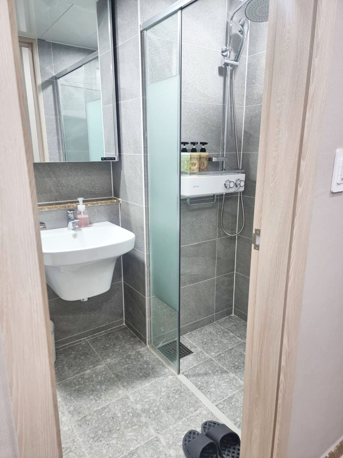 釜山沙上住宿推薦∥EL Momento Sasang(艾爾莫門托沙上公寓飯店;엘모멘토 사상) 公寓式飯店完整開箱︱附簡易廚房、洗衣設備，對面有Homeplus、E-Mart︱近機場＆地鐵，交通便利又高CP值︱