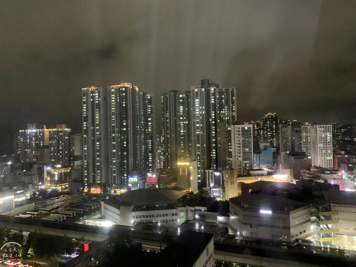 釜山沙上住宿推薦∥EL Momento Sasang(艾爾莫門托沙上公寓飯店;엘모멘토 사상) 公寓式飯店完整開箱︱附簡易廚房、洗衣設備，對面有Homeplus、E-Mart︱近機場＆地鐵，交通便利又高CP值︱