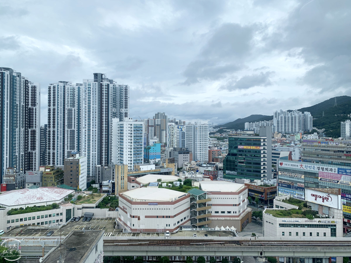 釜山沙上住宿推薦∥EL Momento Sasang(艾爾莫門托沙上公寓飯店;엘모멘토 사상) 公寓式飯店完整開箱︱附簡易廚房、洗衣設備，對面有Homeplus、E-Mart︱近機場＆地鐵，交通便利又高CP值︱