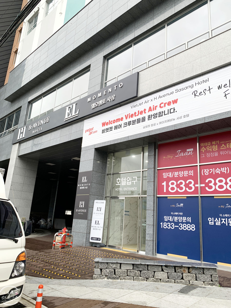釜山沙上住宿推薦∥EL Momento Sasang(艾爾莫門托沙上公寓飯店;엘모멘토 사상) 公寓式飯店完整開箱︱附簡易廚房、洗衣設備，對面有Homeplus、E-Mart︱近機場＆地鐵，交通便利又高CP值︱