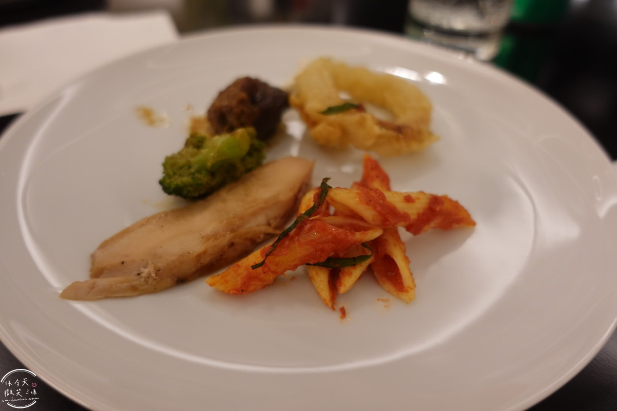 曼谷住宿推薦∥曼谷素坤逸卡爾頓酒店(Carlton Hotel Sukhumvit),卡爾頓套房(Carlton Suite)︱家族適用,兩間房間、兩套衛浴、客廳,行政酒廊介紹︱曼谷Asok站,近Terminal 21 Asok - 第64張圖 Carlton Hotel Sukhumvit