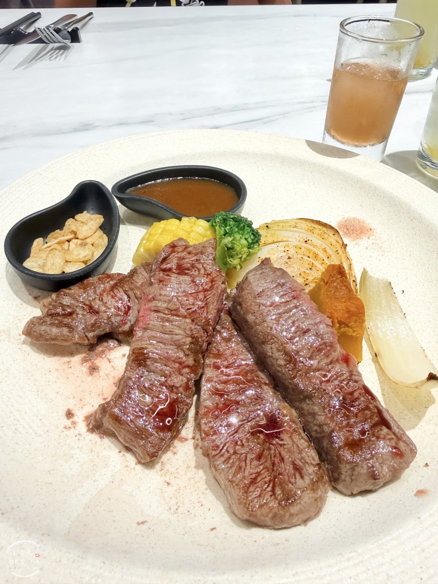 夢時代聚餐首選∥陶板屋套餐全攻略！2026最新套餐與人氣餐點推薦︱香蒜瓦片牛排、香烤半雞，生日聚餐必去︱夢時代陶板屋最強套餐，最新套餐心得︱高雄夢時代聚餐必吃