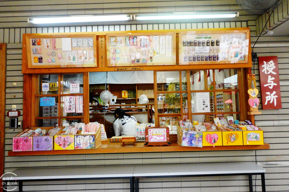 大阪梅田必去景點∥梅田露天神社，戀愛成就神社︱絕美透明戀愛御守必買，神準的戀愛神社︱戀愛祈願參拜完整攻略︱神社內御守一次看