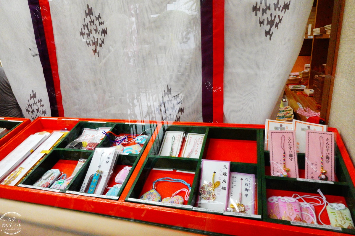 大阪梅田必去景點∥梅田露天神社，戀愛成就神社︱絕美透明戀愛御守必買，神準的戀愛神社︱戀愛祈願參拜完整攻略︱神社內御守一次看
