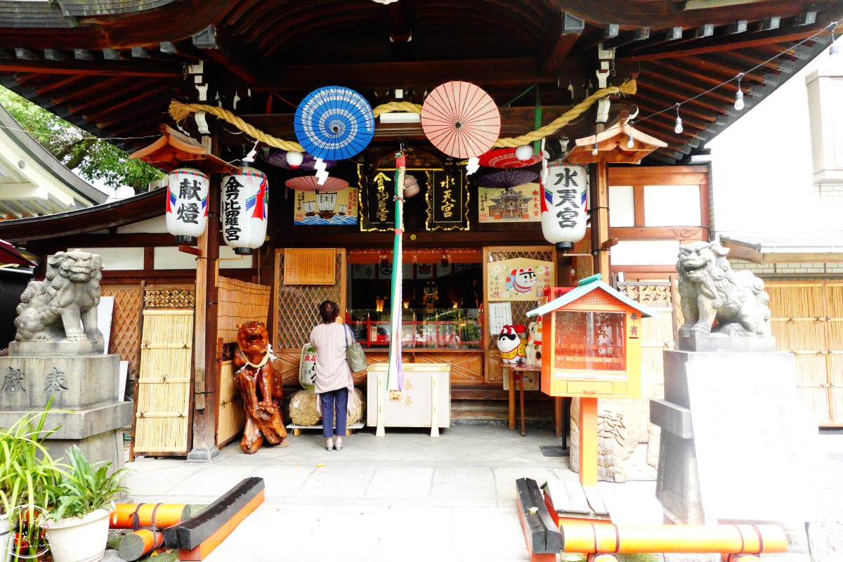 大阪梅田必去景點∥梅田露天神社，戀愛成就神社︱絕美透明戀愛御守必買，神準的戀愛神社︱戀愛祈願參拜完整攻略︱神社內御守一次看