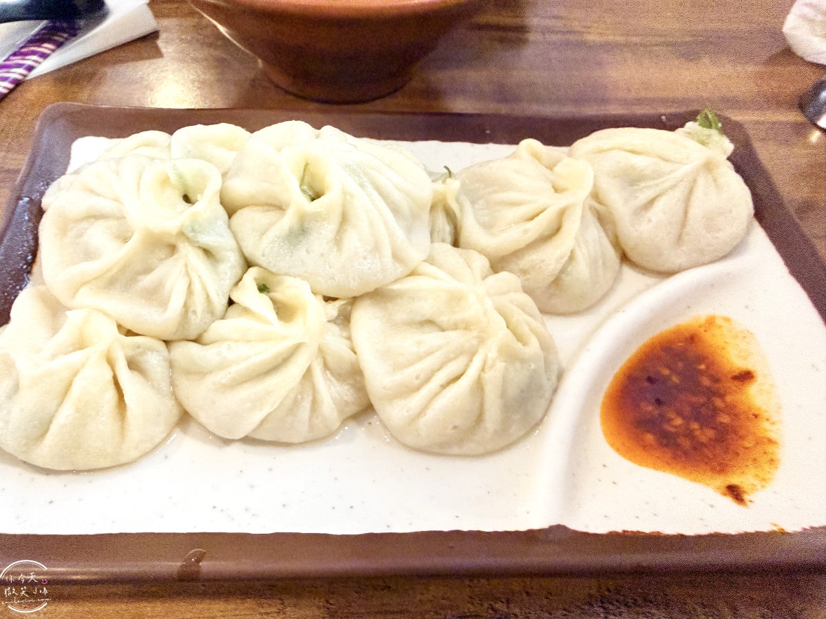 礁溪美食推薦∥正好鮮肉小籠包礁溪店爆汁小籠包，現包現蒸︱菜單、價格、用餐心得分享︱和正常鮮肉小湯包哪個好吃？人氣排隊名店開箱