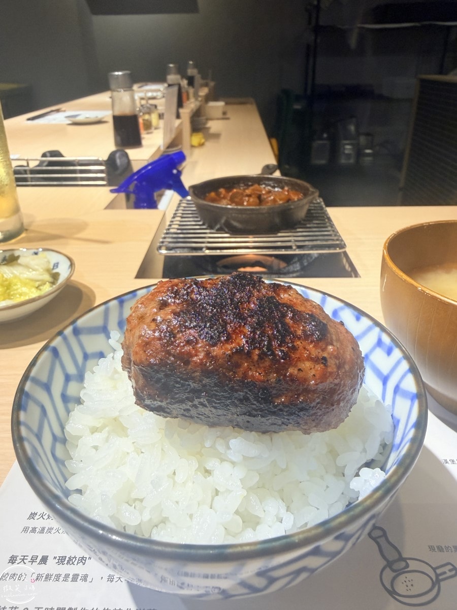 南港高鐵站美食推薦∥漢堡排 嘉 CITYLINK南港店，多汁肉排超滿足︱值得吃嗎？實際體驗，排隊人氣美食︱漢堡排嘉菜單，牛舌漢堡排定食、炭火牛橫膈膜排定食