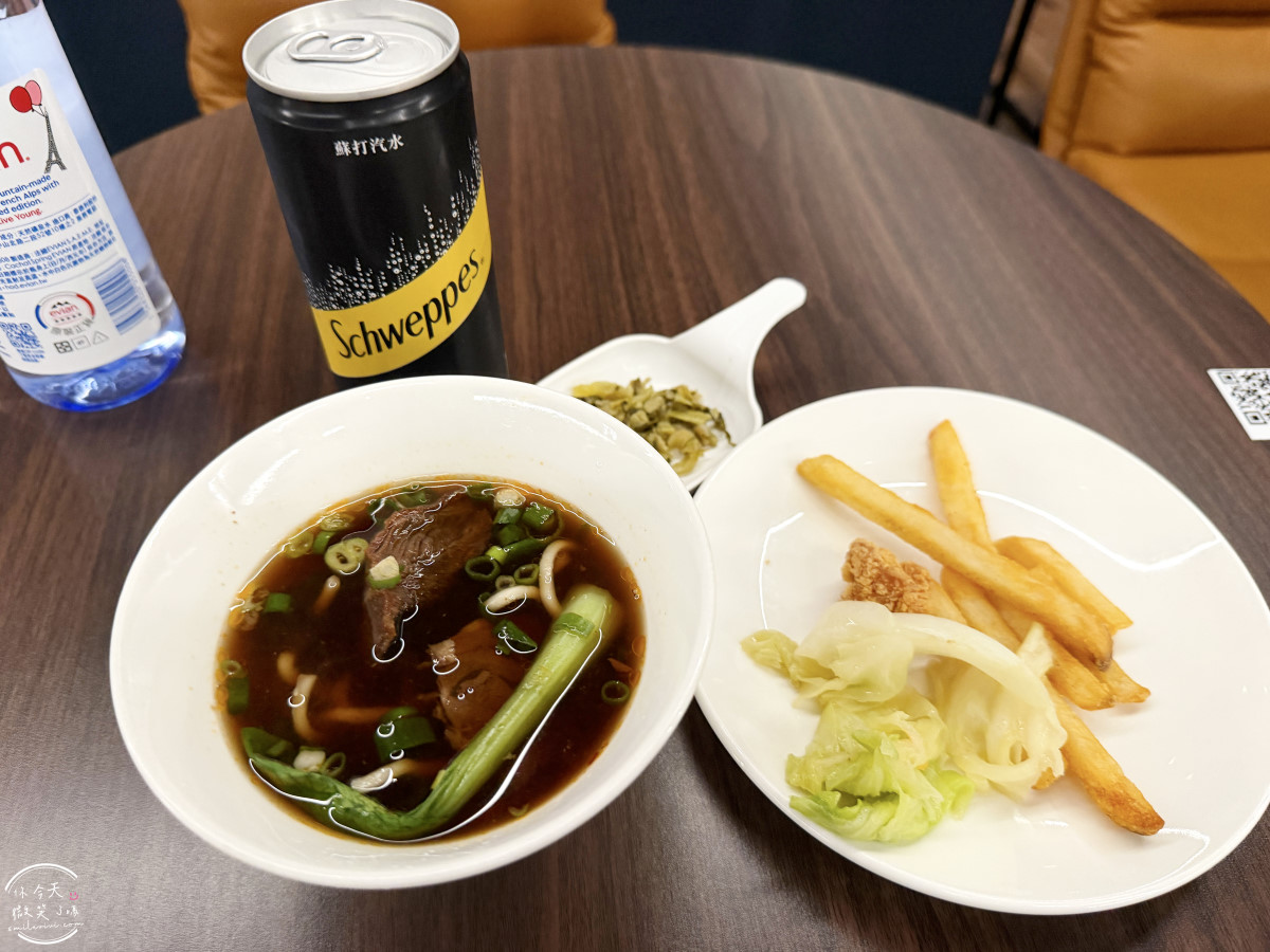 高雄機場貴賓室推薦∥南苑國際商務中心實際使用心得與餐點開箱︱環境與休息體驗分享︱龍騰卡U.First 貴賓室服務使用、高雄南苑貴賓室