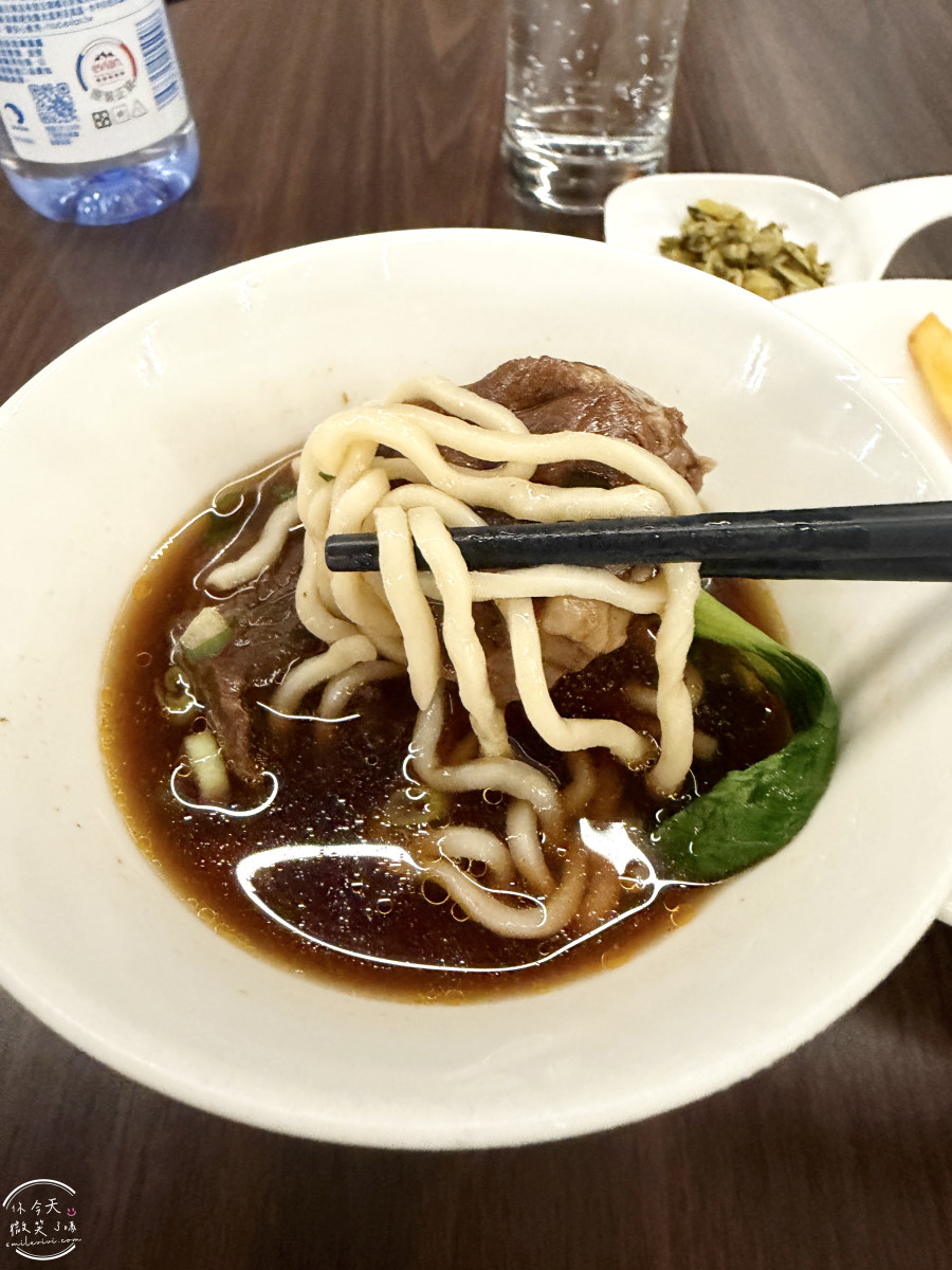 高雄機場貴賓室推薦∥南苑國際商務中心實際使用心得與餐點開箱︱環境與休息體驗分享︱龍騰卡U.First 貴賓室服務使用、高雄南苑貴賓室