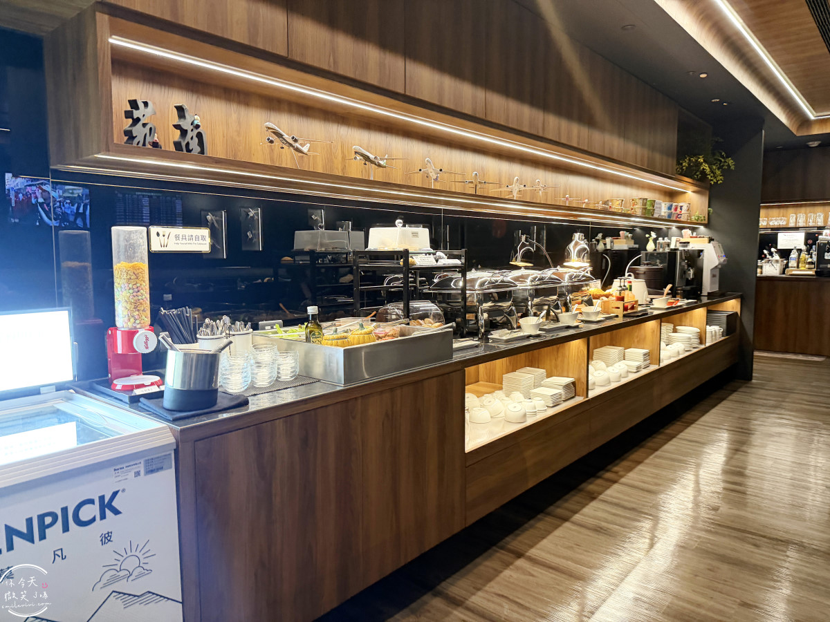 高雄機場貴賓室推薦∥南苑國際商務中心實際使用心得與餐點開箱︱環境與休息體驗分享︱龍騰卡U.First 貴賓室服務使用、高雄南苑貴賓室