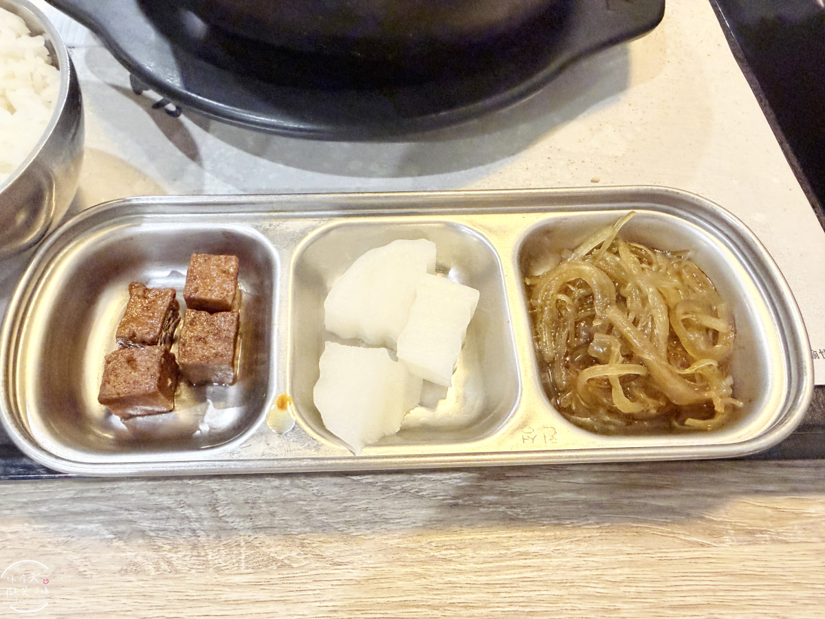 高雄韓式料理∥韓石食堂陽明店,豆腐鍋、柚香醬味炸雞平價又美味︱不收服務費的平價韓式料理︱高雄韓式料理分享 - 第8張圖 高雄韓式料理∥韓石食堂陽明店,豆腐鍋、柚香醬味炸雞平價又美味︱不收服務費的平價韓式料理︱高雄韓式料理分享